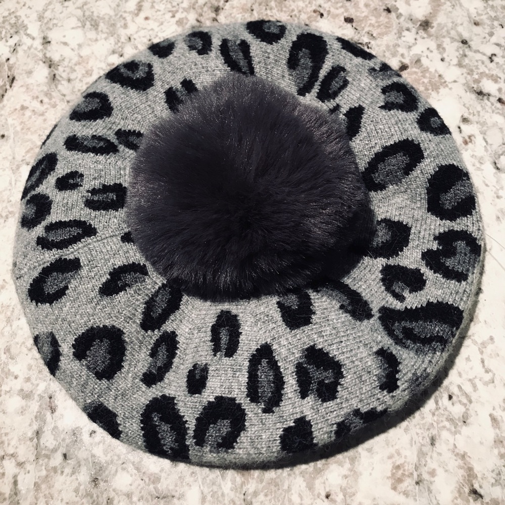 Norla Canada leopard beret with Pom